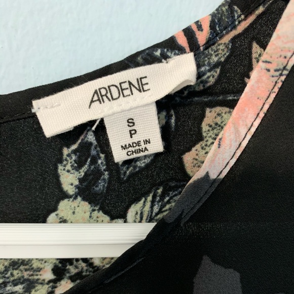 ARDENE BACK ZIPPER FLOWY BLOUSE SHORT SLEEVES - Picture 2 of 3